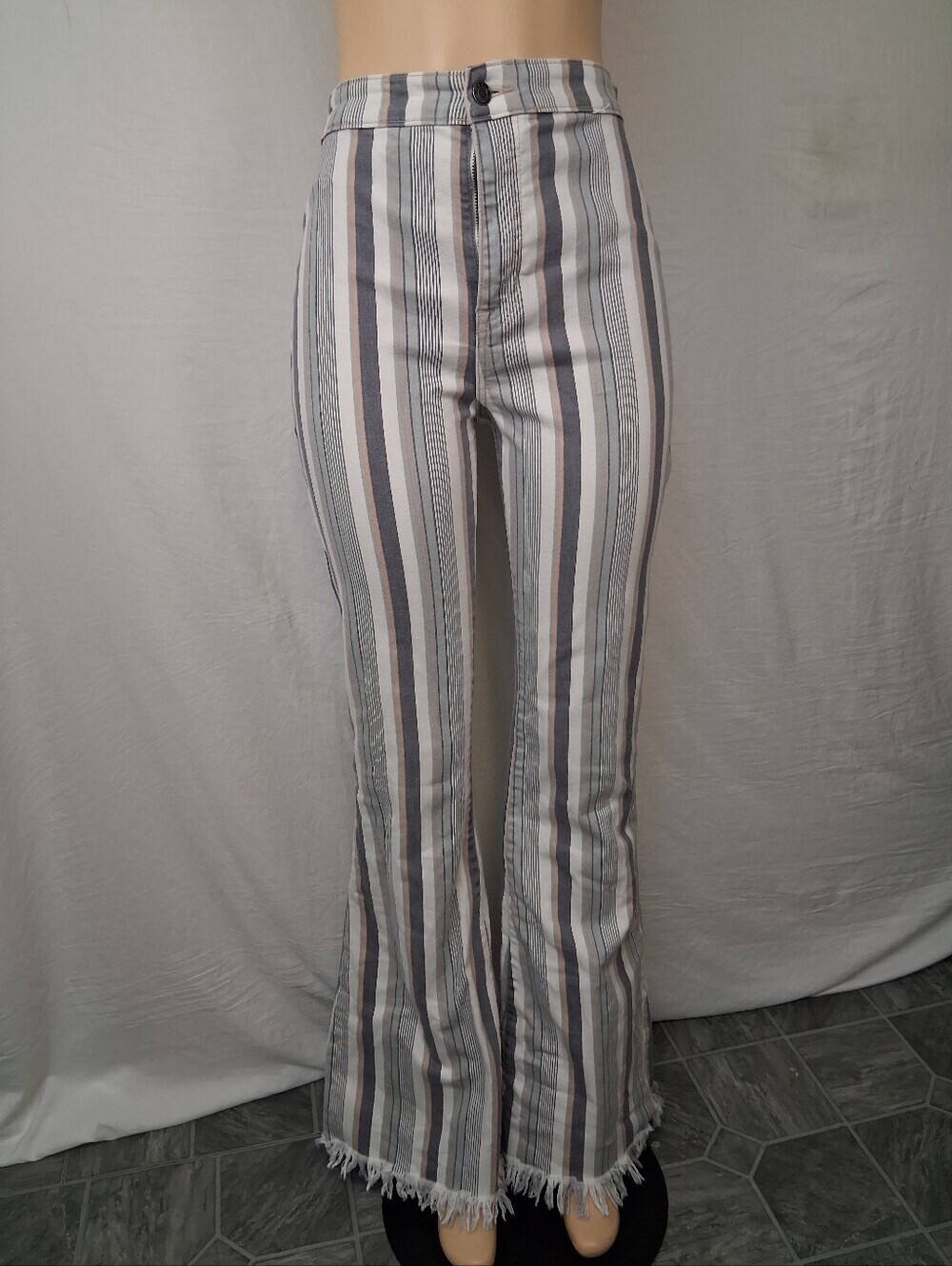 Cello Jeans Size 7Vertical Striped High-Rise Flare Pants in Gray & White